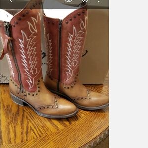Elegant Western Embroidered Boots
